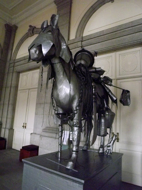 escultura de um cavaleiro feita com objetos recicláveis