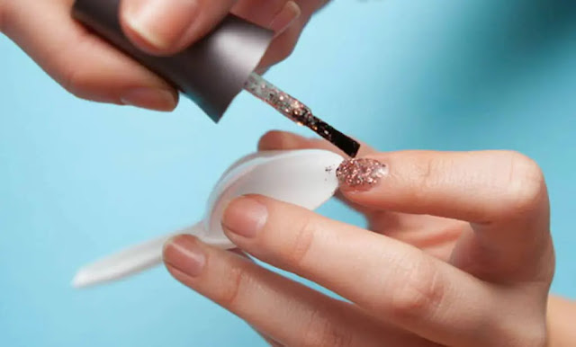 Why you should put a tablespoon in a makeup bag?