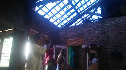 Hujan Lebat Di  Sertai  Angin Kencang Menghacurkan Atap Rumah Rasimin Di Desa Karang Anyar