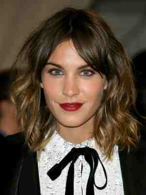 Alexa Chung Middle parting retro look