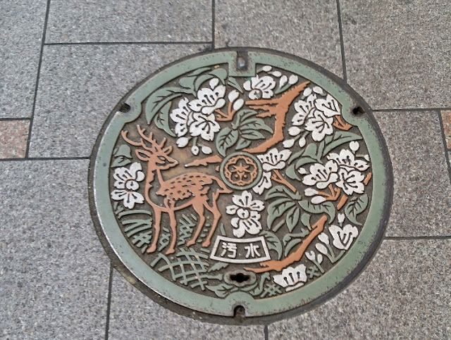 Beautiful manhole at Mochiidono Shopping Street