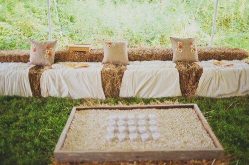 Crear un ambiente chill out con pajas empaquetadas para una boda otoñal - Foto: www.elizabethannedesigns.com