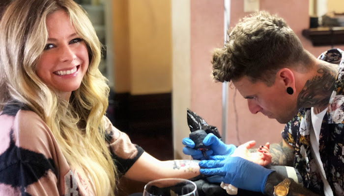 Guía completa de los más de 25 tatuajes de Avril Lavigne y sus significados