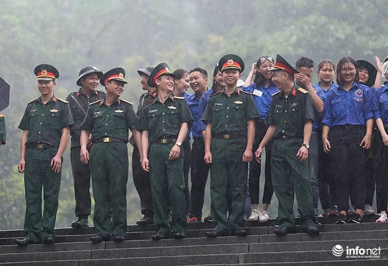 Chùm ảnh lực lượng tình nguyện đội mưa làm hàng rào tại Đền Hùng - Ảnh 11