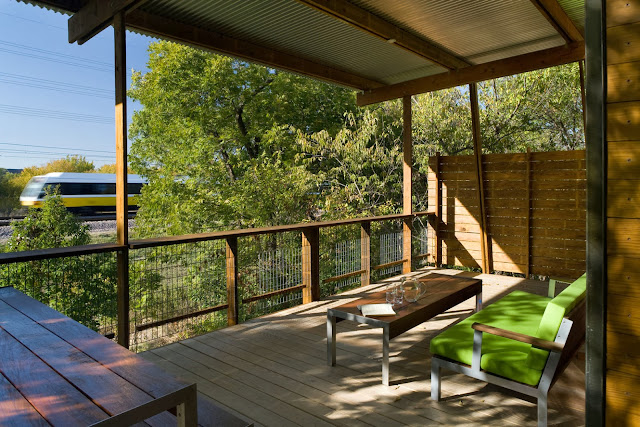 simple furniture LEED House “Like A Houseboat”