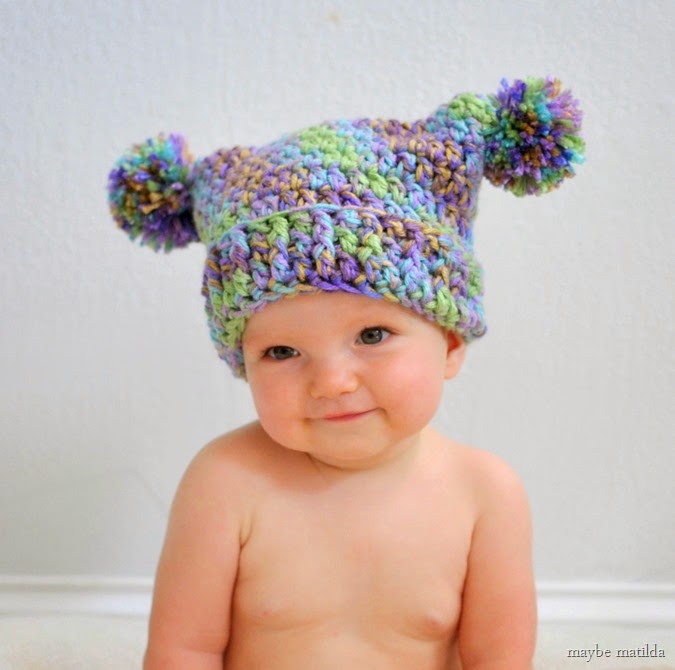 Free crochet pattern to make this adorable double pom pom hat!