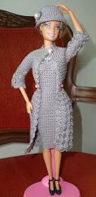 casaco sobretudo, vestido e chapéu cloche de crochê para boneca Barbie por Pecunia MillioM