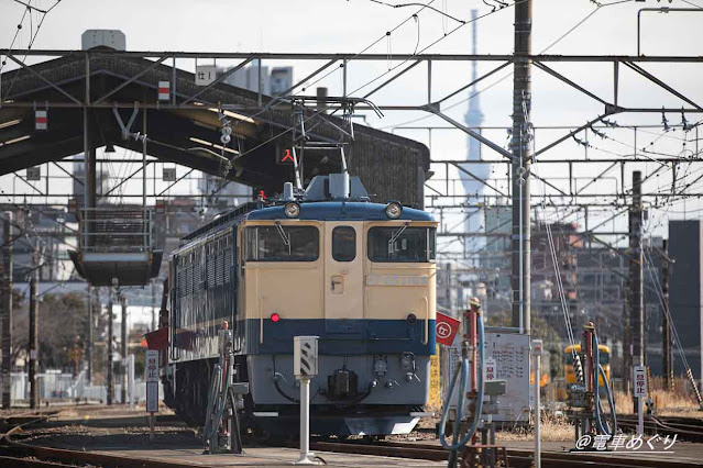 田端機関区検修庫のEF65-1103とスカイツリー