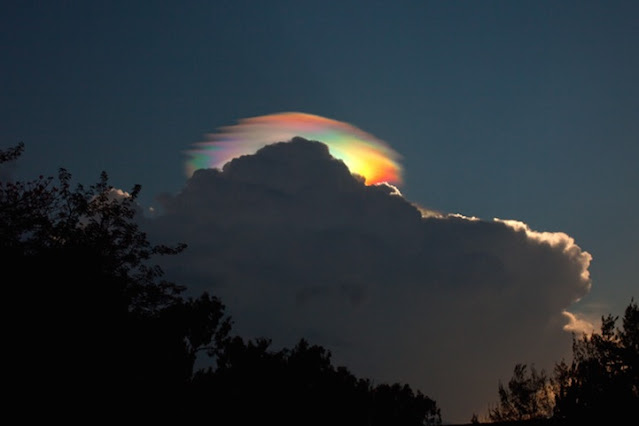 foto real de nubes iridiscentes fenómeno producido por la difracción