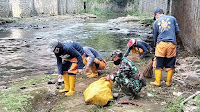Pastiakan Kelancaran Alirannya, Satgas Sektor 22 Sub 04 Bersihkan Sungai Cikapundung