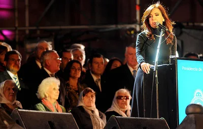Photo: Télam Buenos Aires, 25/05/2013La presidenta Cristina Fernández de Kirchner, al hablar a la multitud congregada en Plaza de Mayo, enumeró las grandes medidas encaradas por el kirchnerismo y aseguró que “estos años felices, estas medias que trajeron felicidad al pueblo en esta década ganada fueron para la felicidad del pueblo.Foto: Raúl Ferrari/Télam/dsl