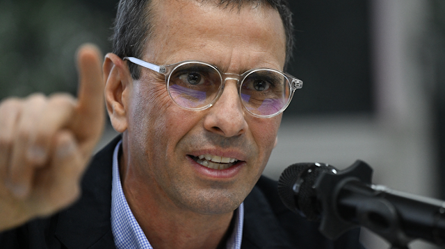El candidato a las primarias Henrique Capriles reconoció este lunes la falta de un ambiente electoral de cara a estos comicios, que se celebrarán el próximo 22 de octubre.  “No hay ambiente de primarias, eso lo tengo yo que decir. No hay ambiente de primarias, tenemos un desafío gigantesco, la gente no pregunta por las primarias, (...) ese es el gran reto que tenemos para que esta primaria cuente con una buena participación y salgamos fortalecidos”, dijo a periodistas, tras un encuentro con sindicalistas y trabajadores.  El dos veces candidato presidencial afirmó que el gobierno del presidente Nicolás Maduro es consciente de esta situación y, por ello, “no ha tiroteado” la celebración de las internas.  Pese a la falta del “ambiente de primarias”, el también ex gobernador aseguró que, durante su recorrido por varias regiones del país, ha constatado que “la gente dice (que está) esperando para votar”.  Capriles -inhabilitado para ejercer cargos públicos de elección popular- participará, junto con otros 12 aspirantes, en las primarias que la oposición celebrará el próximo 22 de octubre para definir una candidatura de coalición que busque derrotar al chavismo en las presidenciales de 2024.  La inhabilitación no le impide presentarse a las primarias por tratarse de un evento interno de la oposición, al margen de instituciones, pero sí a las presidenciales, por lo que, de no ser levantada la sanción, no podrá aspirar a gobernar el país.  Con información de EFE