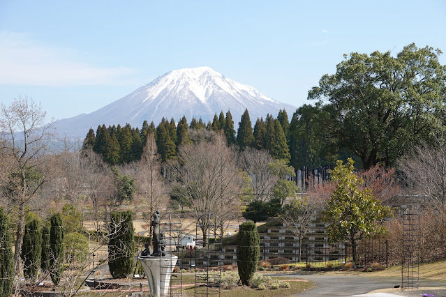 とっとり花回廊　ハーブガーデンと大山の眺望