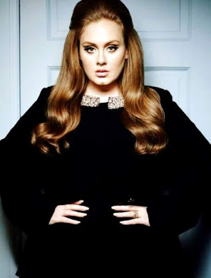 Adele con las manos en la cintura