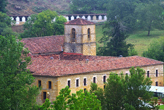 Cangas de Onís, monasterio de Villanueva desde el Camín de la Reina