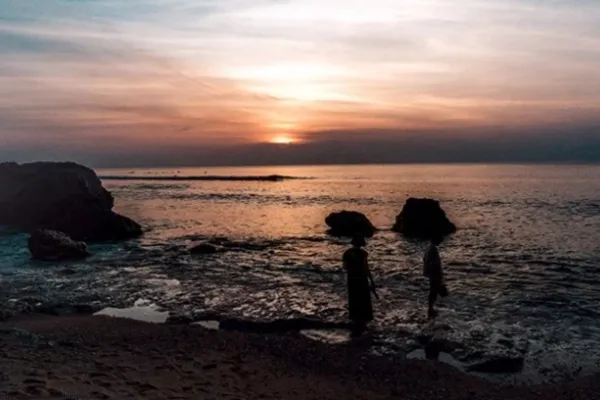 bermain dan bersantai di tepian pantai hidden beach bermain dan bersantai di tepian pantai hidden beach