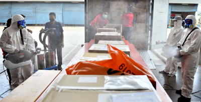 Os funcionários dos correios desinfetam pacotes que chegaram do exterior para conter a disseminação do coronavírus em Bangcoc, Tailândia, em 5 de março de 2020. REUTERS / Chalinee Thirasupa