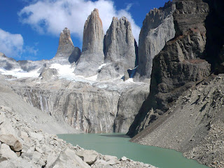 Torres de piedra casi rosando el cielo