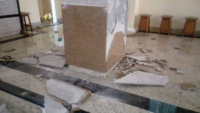 Fundamentalista religioso quebra altar de Igreja em Macaé 