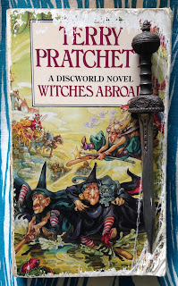 Portada del libro Witches Abroad, de Terry Pratchett