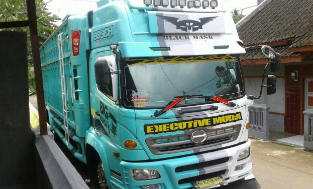 Modifikasi Truk  Canter Warna  Putih  Modif Keren