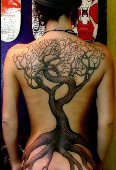 tatuaje de Yggdrasil vikingo, el arbol del mundo