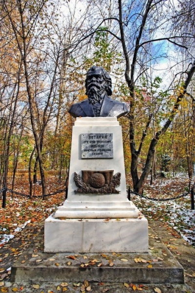 Памятник Г.Н. Потанину на его могиле