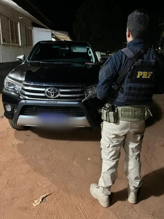 PRF apreende caminhonete roubada sendo levada para Bolívia