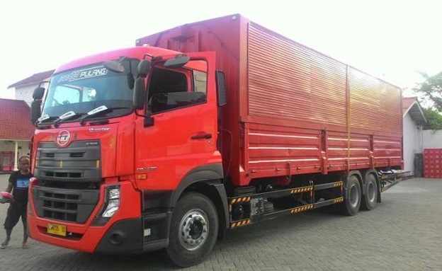 Mobil Truk Tronton - merah