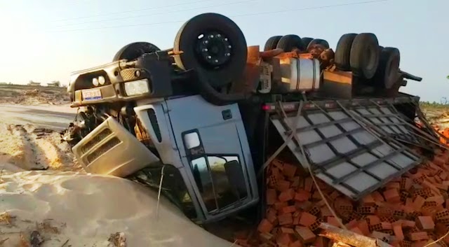 Caminhão com carga de tijolos tomba em rodovia no litoral do Piauí