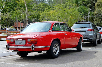 A visão terapêutica da Alfa GTV estacionada atrás de nosso carro.