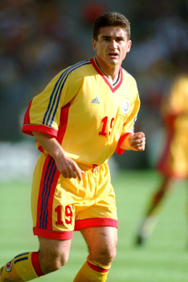 Ovidiu Stinga en un parido de Rumanía en el mundial de Francia 1998