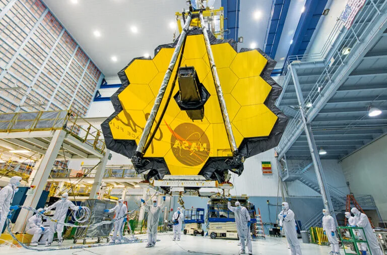 La NASA fue la agencia principal encargada de la gestión del proyecto y la construcción del telescopio. Sin embargo, múltiples organizaciones, empresas e instituciones científicas participaron en el diseño y la fabricación de los diferentes componentes del JWST.