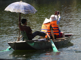 Tam Coc, rio Ngo Dong, remando con los pies