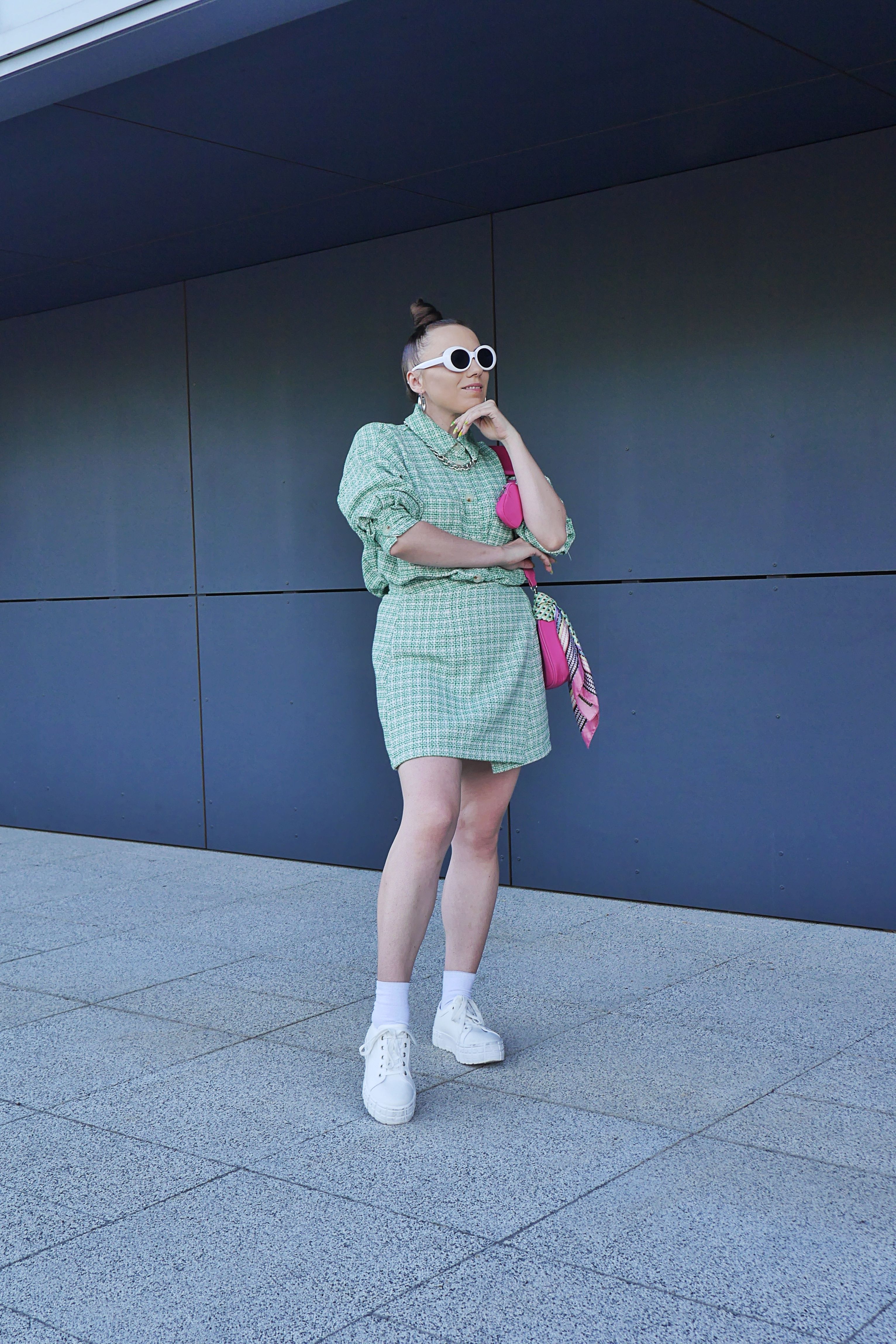 blog modowy blogerka modowa karyn puławy look outfit zielony komplet bonprix różowa torebka sinsay białe platoformy ccc białe okulary kolczyki koła wysokie skety skarpety