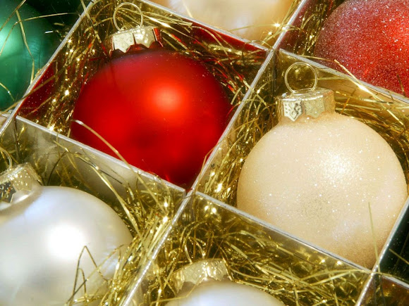 download besplatne Božićne pozadine za desktop 1024x768 čestitke blagdani Merry Christmas kuglice za bor