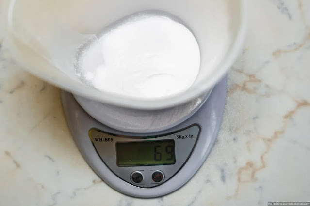 Сода в ёмкости на весах показывает 69 грамм