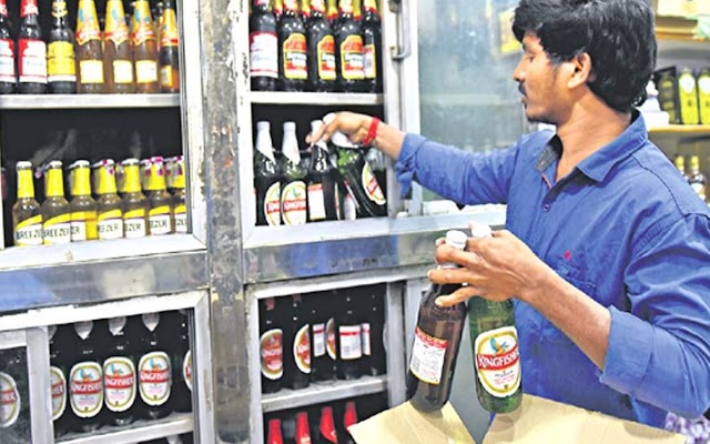 दिल्ली में शराब के शौकीनों को डबल झटका; जेब पर बढ़ा बोझ, दुकानें भी हुईं कम