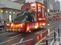 華やかに彩られた蔵王大権現の山車を先頭に・・・。