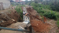 Jalan Kabupaten di Desa Cijengkol, Yang Sempat Longsor Pada Juni Lalu Kini Mulai Diperbaiki.