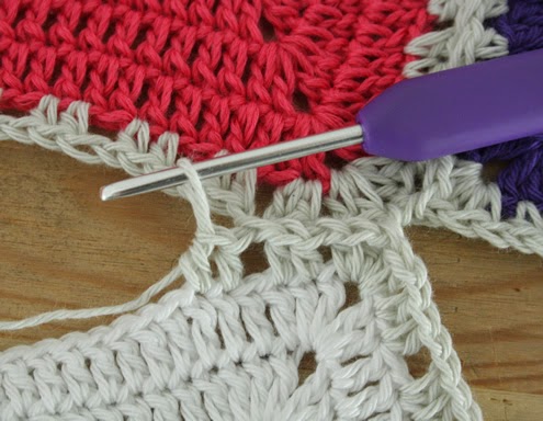 Crochet squares, join as you go tutorial | Happy in Red