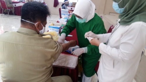 KPU Labuhan Batu Dan PPK Kecamatan Panai Melakukan Rapid Test Terhadap 783 Anggota KPPS dan PAM TPS    LABUHANBATU, Sumutrealita Com. Komisi Pemilihan Umum (KPU) Labuhanbatu, bersama Panitia Pemilihan Kecamatan (PPK) Panai Hilir melakukan Rapid Test terhadap 783 anggota Kelompok Penyelenggara Pemungutan Suara (KPPS) dan PAM TPS di Aula Puskesmas Kota Kelurahan Sei Berombang. Rapid test terhadap anggota KPPS dan PAM TPS dilakukan secara bergilir, seperti untuk anggota KPPS dan PAM TPS Kelurahan Sei Berombang dilakukan pada Sening hingga Kamis (9/10 sampai dengan 12/11/2020) selanjutnya diteruskan menyusul Desa lainnya. Pada rapid test di kelurahan Sei Berombang itu juga dihadiri oleh Kasubbag Program dan Data KPU Labuhanbatu,  Syaiful Rahman Panjaitan, S.E yang dimulai sekitar pukul 13.00 WIB. Wahyudi,  Ketua KPU Labuhanbatu,Wahyudi melalui Kasubbag Program dan Data, Syaiful Rahman Panjaitan, S.E, menyampaikan jumlah yang akan di Rapid Test sebanyak 783 anggota KPPS dan PAM TPS Se Kecamatan Panai Hilir, langkah ini mengacu pada pengumuman KPU Labuhanbatu nomor 434/PP. 04.2–PU/1210/KPU–KAB/X/2020 Tentang seleksi calon anggota KPPS Pada Pemilihan Bupati dan Wakil Bupati Labuhanbatu Tahun 2020,  “Sebanyak 783 anggota KPPS dan PAM TPS di Rapid Test, di mulai dari Kelurahan Kota Sei Berombang, di lanjutkan menyusul Desa lainnya” kata Syaiful Rahman, S.E,  “Rapid Test ini berdasarkan pengumuman KPU Labuhanbatu nomor 434/PP. 04.2–PU/1210/KPU–KAB/X/2020 Tentang seleksi calon anggota KPPS Pada Pemilihan Bupati dan Wakil Bupati Labuhanbatu Tahun 2020, tentu nya KPU Labuhanbatu memastikan terlebih dahulu seluruh anggota KPPS dan PAM TPS yang terpilih dipastikan bebas Virus Covid–19 ,“ sambungnya. Ditambahkannya hasil Rapid Test nanti nya akan di umumkan kepada seluruh anggota KPPS dan PAM TPS yang terpilih, seiring, pelaksanaan Rapid Test dilaksanakan atas kerjasama Tim Gugus Tugas Labuhanbatu dengan cara berkoordinasi lewat pihak Puskesmas setempat. “Hasil Rapid Test akan diumumkan kepada seluruh anggota KPPS dan PAM TPS terpililh, selanjutnya pelaksanaan Rapid Test yang KPU lakukan atas kerjasama dengan Gugus Tugas Labuhanbatu, seiring berkoordinasi lewat pihak Puskesmas setempat. Alhamdulillah semua berjalan lancar, Tutup Syaiful Rahman Panjaitan, S.E, Khairul Daulay, Divisi Hukum PPK Panai Hilir, Koordinator Kelurahan Sei Berombang dan Desa Sei Lumut, mengucapkan ribuan terimakasih kepada seluruh peserta yang telah selesai di Rapid Test. Sebanyak 243 anggota KPPS dan PAM TPS Kelurahan Sei Berombang hadir tepat waktu, “Saya ucapkan ribuan terimakasih kepada 243 anggota KPPS dan PAM TPS yang hadir tepat waktu di aula Puskesmas Kelurahan Kota Sei Berombang. Nanti nya, hasil Rapid Test tersebut akan di umumkan kepada seluruh anggota terpilih, semoga anggota KPPS dan PAM TPS yang terpilih menunjuk kan hasil baik pada kondisi suhu tubuh normal, Tutur Khairul Daulay, “Untuk Rapid Test pertama di mulai dari Kelurahan Sei Berombang, selanjutnya menyusul Desa Sei Lumut, Sei Sanggul dan Desa Sei Tawar. Harapan kita semoga berjalan lancar, mengingat kondisi alam, yakni hujan salah satu masalah anggota di khawatir kan datang terlambat untuk di Rapid Test," jelas Khairul Daulay.(bs)