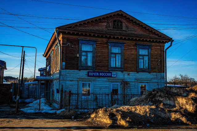 Старый полукаменный дом с вывеской почта