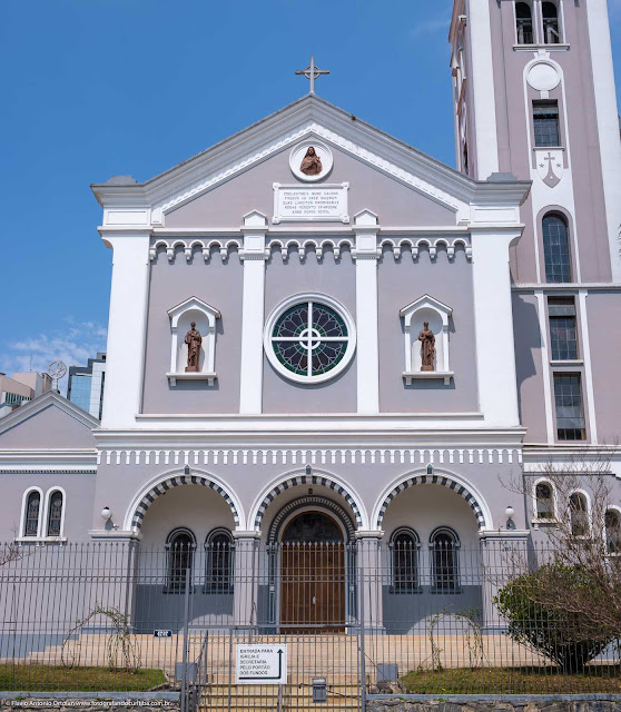 Igreja Santa Teresinha do Menino Jesus - entrada principal e fachada