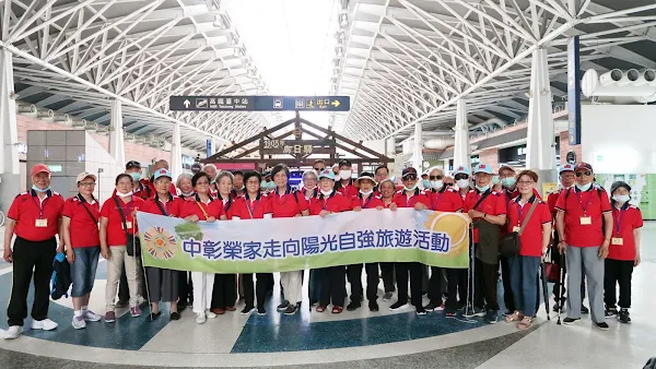 中彰榮家銀髮族移地學習 長輩搭捷運參訪漢翔航空