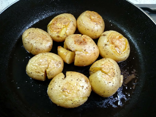 PATATAS SALTEADAS EN SARTEN CON CILANTRO E HINOJO LA COCINERA NOVATA RECETA COCINA FACIL RAPIDA VEGANA VEGETARIANO POBRES ECONOMICA CRISIS GUARNICION ENTRANTE ESPECIAS