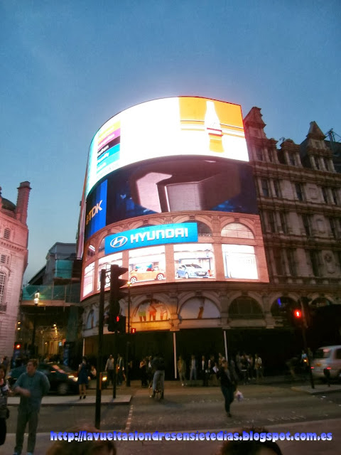 Rótulos luminosos de Piccadilly Circus.