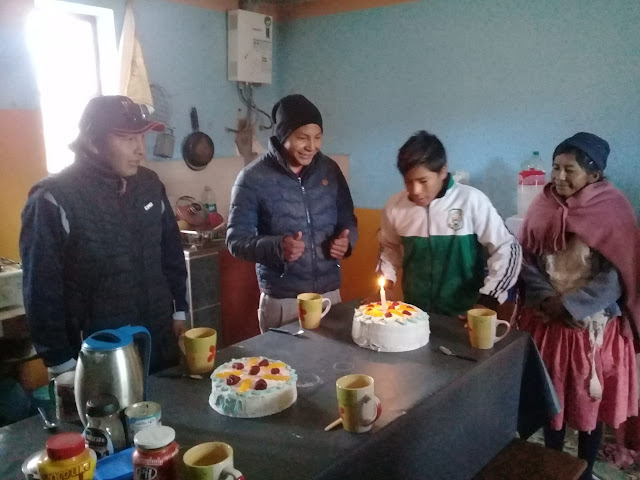 Mein Oberministrant hat heute seinen 14. Geburtstag. Ein gutes Arbeitsklima ist sehr wichtig. Chacho kommt aus sehr armen Verhältnissen.