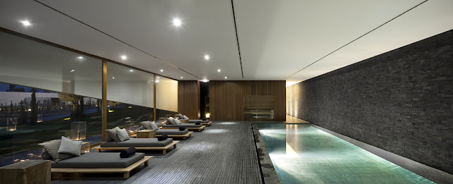 Picture of the indoor swimming pool 