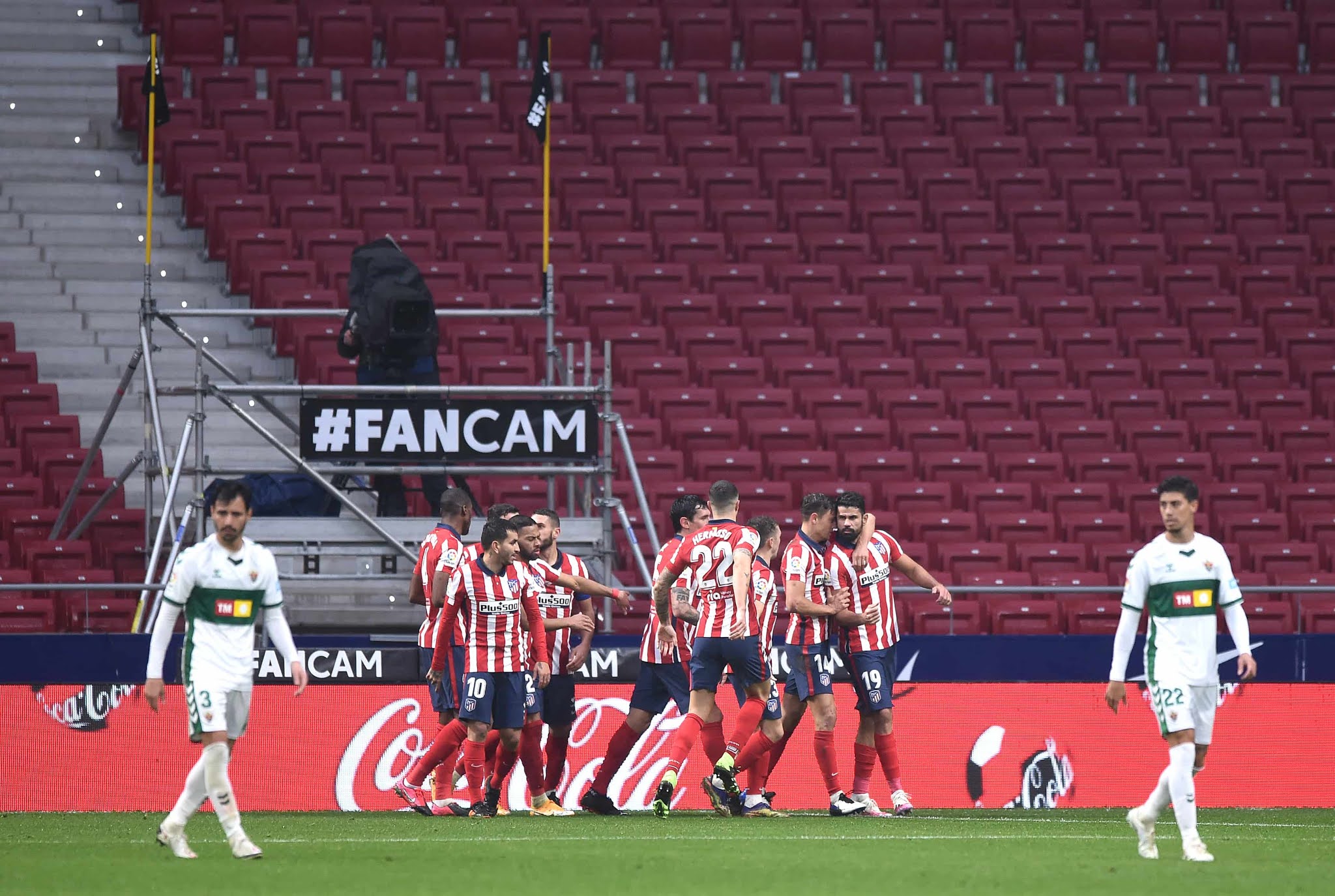 Atlético de Madrid se despega en la punta de LaLiga tras vencer al Elche de Almirón